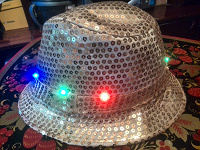 Отдается в дар Праздничная шапка со светодиодами
