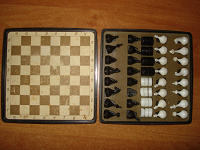 Отдается в дар Дорожные шахматы и заколки