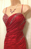 Отдается в дар Красное новое коктейльное платье- 4 ед.