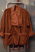 Отдается в дар Женская верхняя одежда: куртка двусторонняя коричневая (терракотовая) р.50-52 и плащ-ветровка выше колена примерно на 10-15 см, цвет темного шоколада 48-50 размера