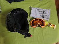 Отдается в дар шлем и очки для лыж-сноуборда