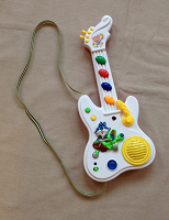 Отдается в дар Музыкальная игрушка — гитара