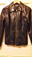 Отдается в дар Курточка демисезонная черного цвета, под кожу, 42р.