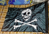 Отдается в дар (ПОДАРЕНО) Помятый пиратский флаг