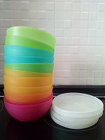 Отдается в дар Пластиковые контейнеры-тарелки с крышками разноцветные