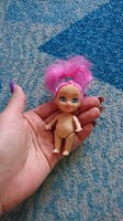 Отдается в дар Махонькая фигуристая куколка с розовыми волосами.