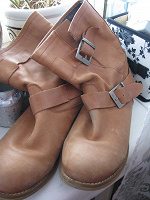 Отдается в дар женские кожаные сапожки, 40 размер, марка Bata
