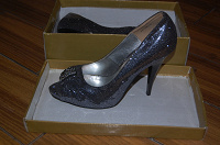 Отдается в дар Туфли женские серебристые блестящие на шпильке 38 размер
