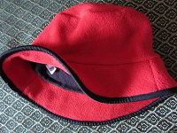 Отдается в дар Красная флисовая шляпка и шарфик