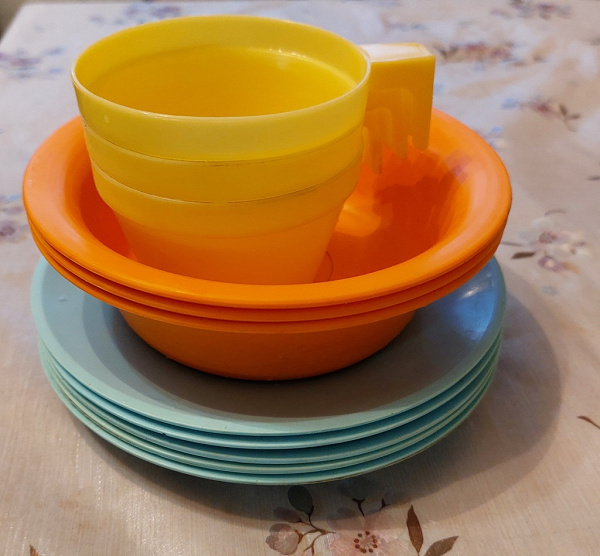 Посуда для дачи, пластик в дар (Москва). Дарудар