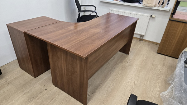 офисные столы и шкаф в дар (Москва). Дарудар
