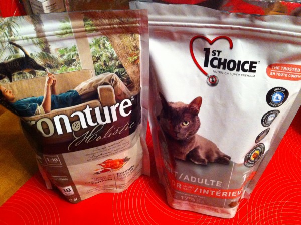 Магазин купи корм спб. Корм для кошек импортный. Канадский корм для кошек. Канадские холистики для кошек. Корм для кошек в коричневой упаковке.