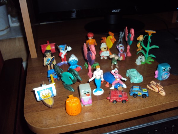 Киндер 2000. Киндер игрушки 90-х коллекции. Коллекции игрушек из Киндер сюрприза 90-х. Коллекция игрушек Киндер сюрприз 90-х. Набор игрушек из 90х.