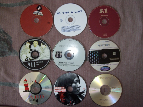 Collection mp4. Диск песня. Компакт диски с музыкой 90х. Музыкальный диск 90-х. Магазин музыкальных дисков 80.
