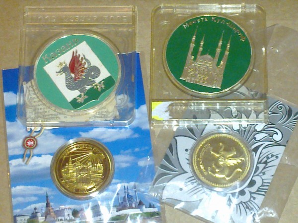 Магниты, сувенирные жетоны и монеты — дар для коллекционеров)