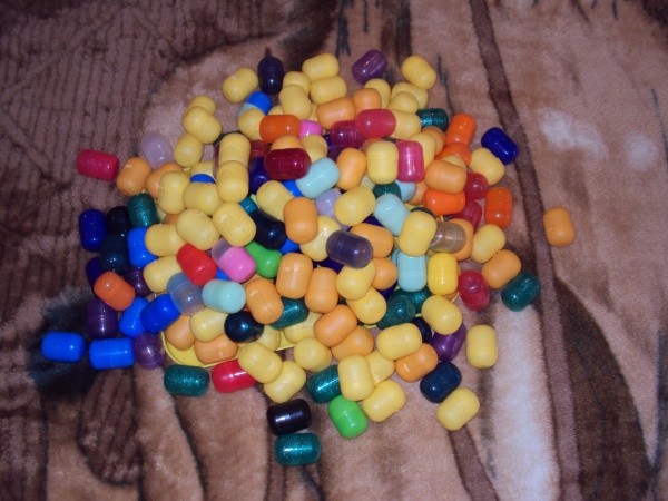 сюрприз капсулы. контейнеры от киндеров. желтые яйца от киндер сюрприза. контейнер от киндер сюрприза. желтая капсула от киндера.