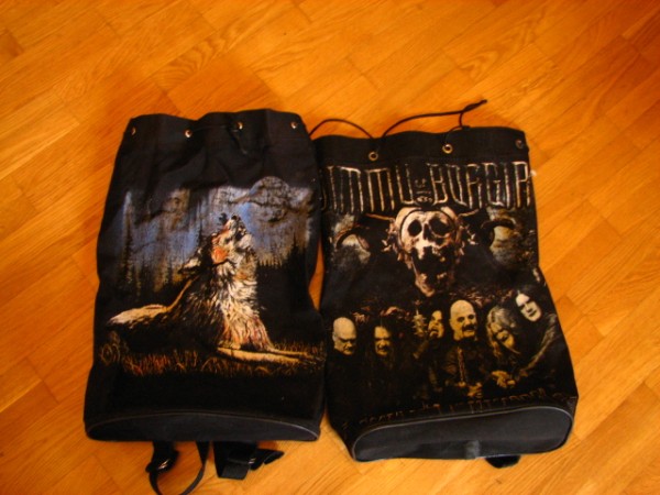 Нефор с рюкзаком. Рюкзак с клепками. Рюкзак нефора. Рюкзак нефора. Рюкзак неформала.