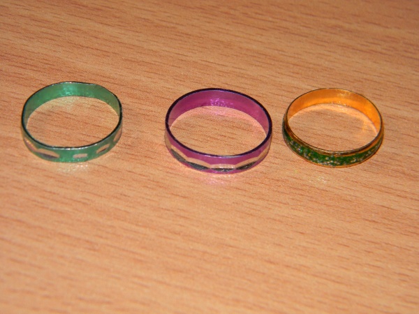 Кольцо поцелуйчик золотое. Ювелирные украшения 90-х годов. Пластмассовые кольца. Советские кольца из серебра. Советские серебряные кольца.