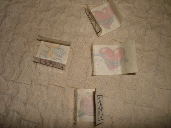 Как приклеить тату из жвачки. Напугай жвачка с тату. Жвачки с татуировками. Жвачка с татухой. Как приклеить тату из жвачки.