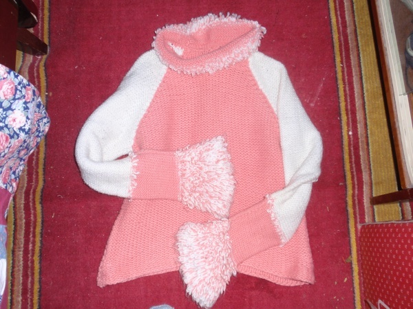 Розово-белый свитер