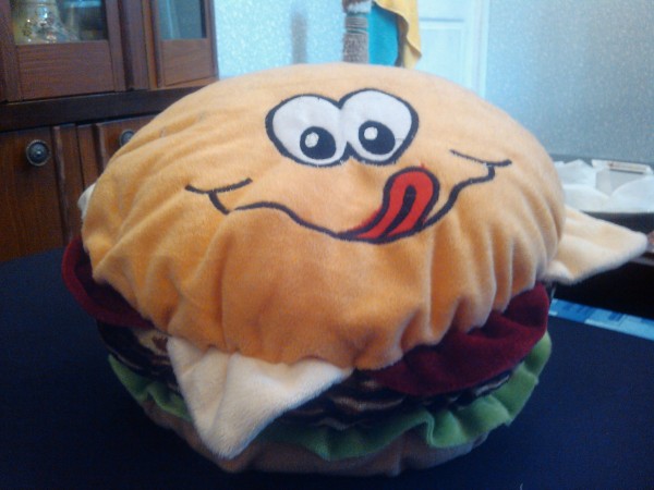 Подушка гамбургер (незаменима в офисе) в дар (Санкт-Петербург). Дарудар