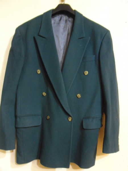 Двубортная домашняя или форменная куртка 7. Зеленый двубортный пиджак Mango. Двубортный пиджак мужской зеленый. Двубортный костюм мужской зеленый. Двубортный пиджак 90-х.
