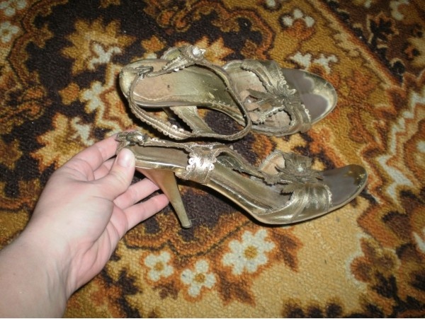 Туфли золотые.)))