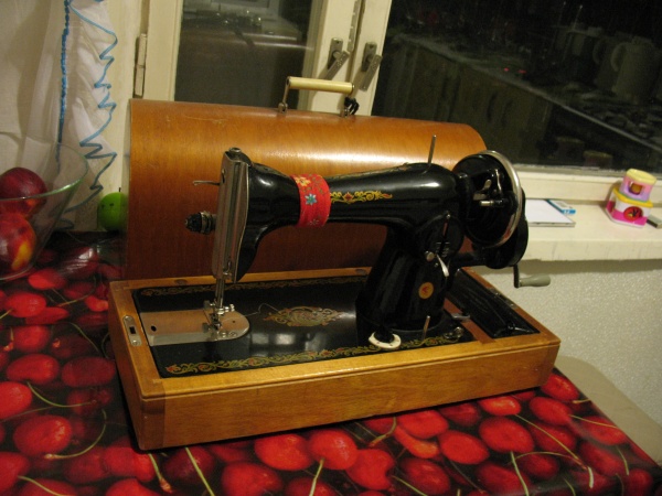 Продать машинку ручную. Швейная машинка Зингер СССР. Зингер 3860. Советская швейная машинка Подольск. ПМ 2 1974 года швейная машинка.