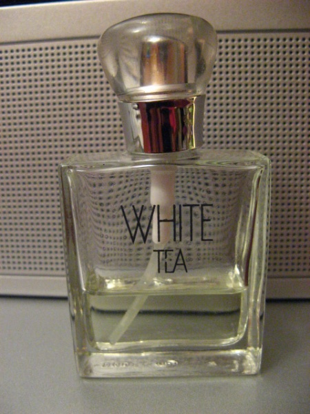 Духи белая вода. Туалетная вода белый чай. Духи White Tea. Белый чай туалетная вода мужская. Турецкие духи белый чай