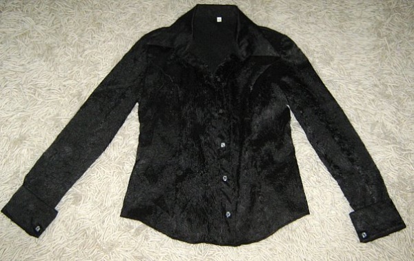 Черная жатая блузка