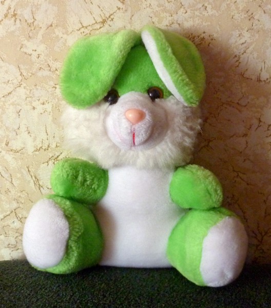 Зеленый деревянный кролик. Как зовут зеленого зайца. Зеленый зайчик из мультика. Салатовый заяц. Плюшевый зеленый заяц.