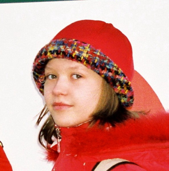 Красный головной убор с шарфиком