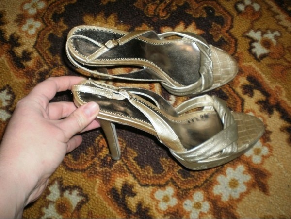 Золотистые туфли.))))