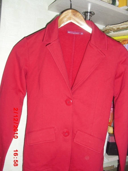 Пиджак на девочку трикотажный красный-152