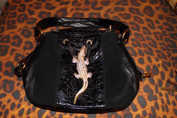 Сумка braccialini jacquard. Сумка ящерица. Сумка из ящерицы. Маленькая женская сумочка с ящерицей. Вышивка на сумке ящерица.
