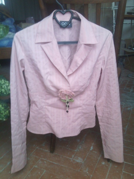 Блузка с вязаной брошью цвета лососины от OGGI