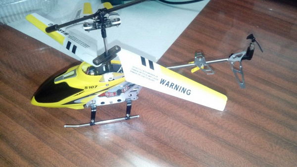 Вертолет и пульт управления
