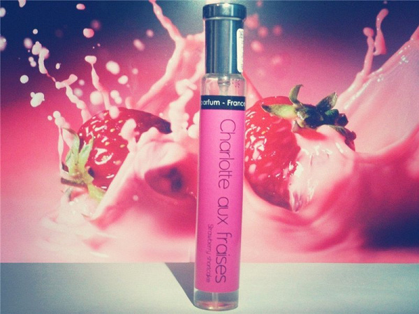 Strawberry аромат. Клубничные духи. Ив роше духи женские клубника. Yves rocher духи земляника. Strawberry аромат.