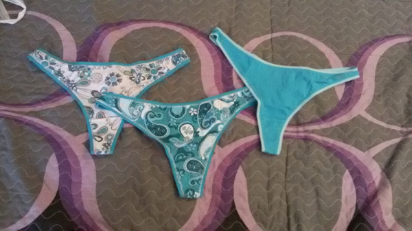 Жеское белье, размер 2 — хб трусики-стринги и красный спортивный лифчик ...