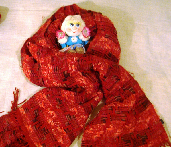 Теплый красный палантин в дар (Санкт-Петербург). Дарудар