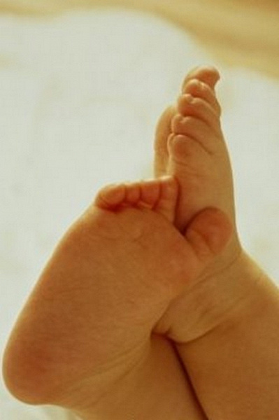 Ножки в 6 месяцев. Ножки младенца. Ножки месячного ребенка. Ребёнок скрещивает ножки в 4 месяца.