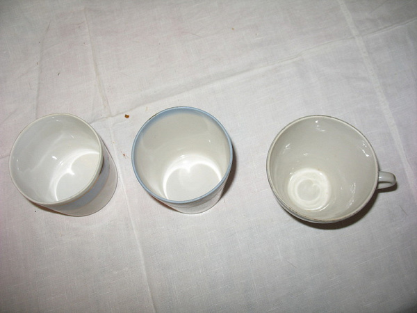 Разная посуда: блюдца, стаканы, заварочный чайник, соусник