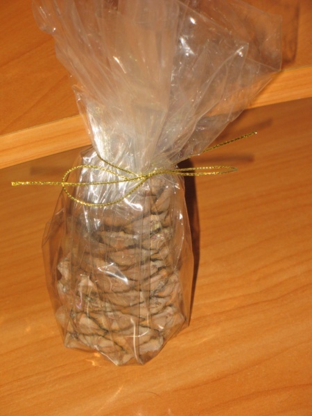 Шоколад сувенирный шишка кедровая. Во что упаковывают шишку. Кедровые орехи подарок. Кедровая шишка в подарок. Упаковка для шишек.
