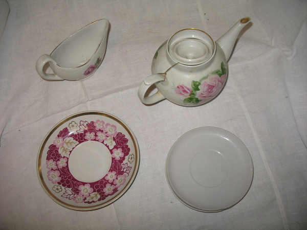 Разная посуда: блюдца, стаканы, заварочный чайник, соусник
