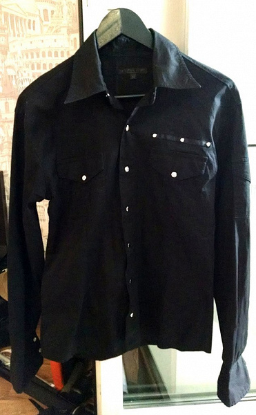 Рубашка черная с рисунком на спине