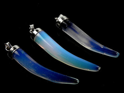 камень клык. подвески в виде клыка. украшения из клыков. амулет из обсидиана. камень клык.