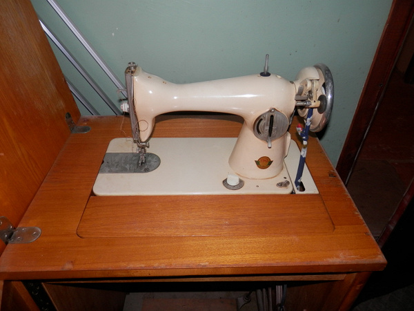 Швейная машинка с приставным столиком