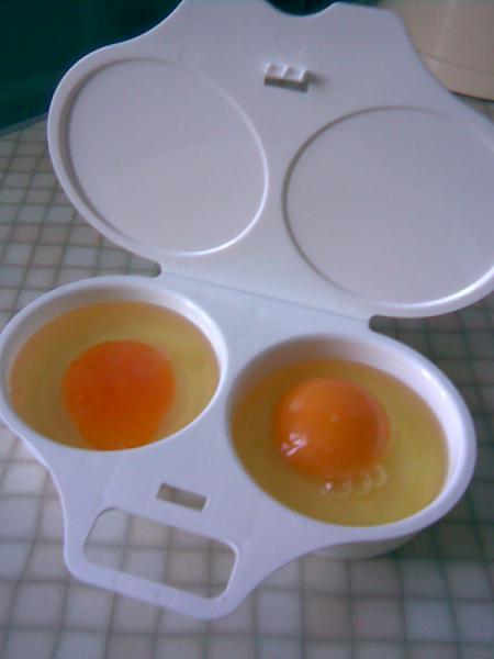 Можно варить яйца в микроволновке. Форма для яйца пашот в микроволновке. Яйца пашот в микроволновке в формочке. Яйца в микроволновке в контейнере. Контейнер для приготовления яиц в СВЧ.