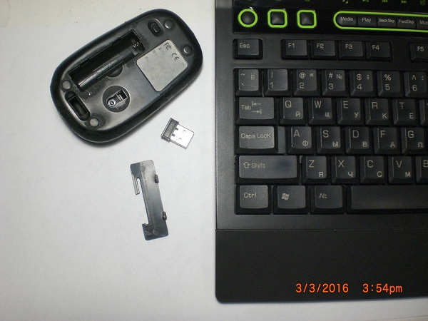 Мышь и клавиатура беспроводная.