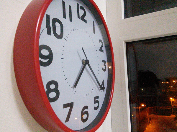 Часы отстают на 5 минут. Часы электроника настенные. Настенные часы отстают. Часы настенные красные рыбалка. Красные настенные часы рыбалка в интерьере.